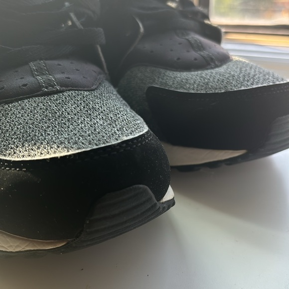 NIKE HURRAUCHE SNEAKERS - Picture 10 of 10